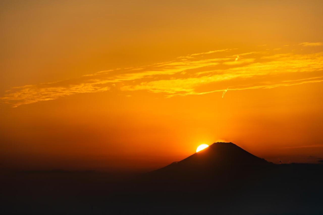Oakwood Suites Yokohama Yokohama  Dış mekan fotoğraf Sunset over Mount Apo