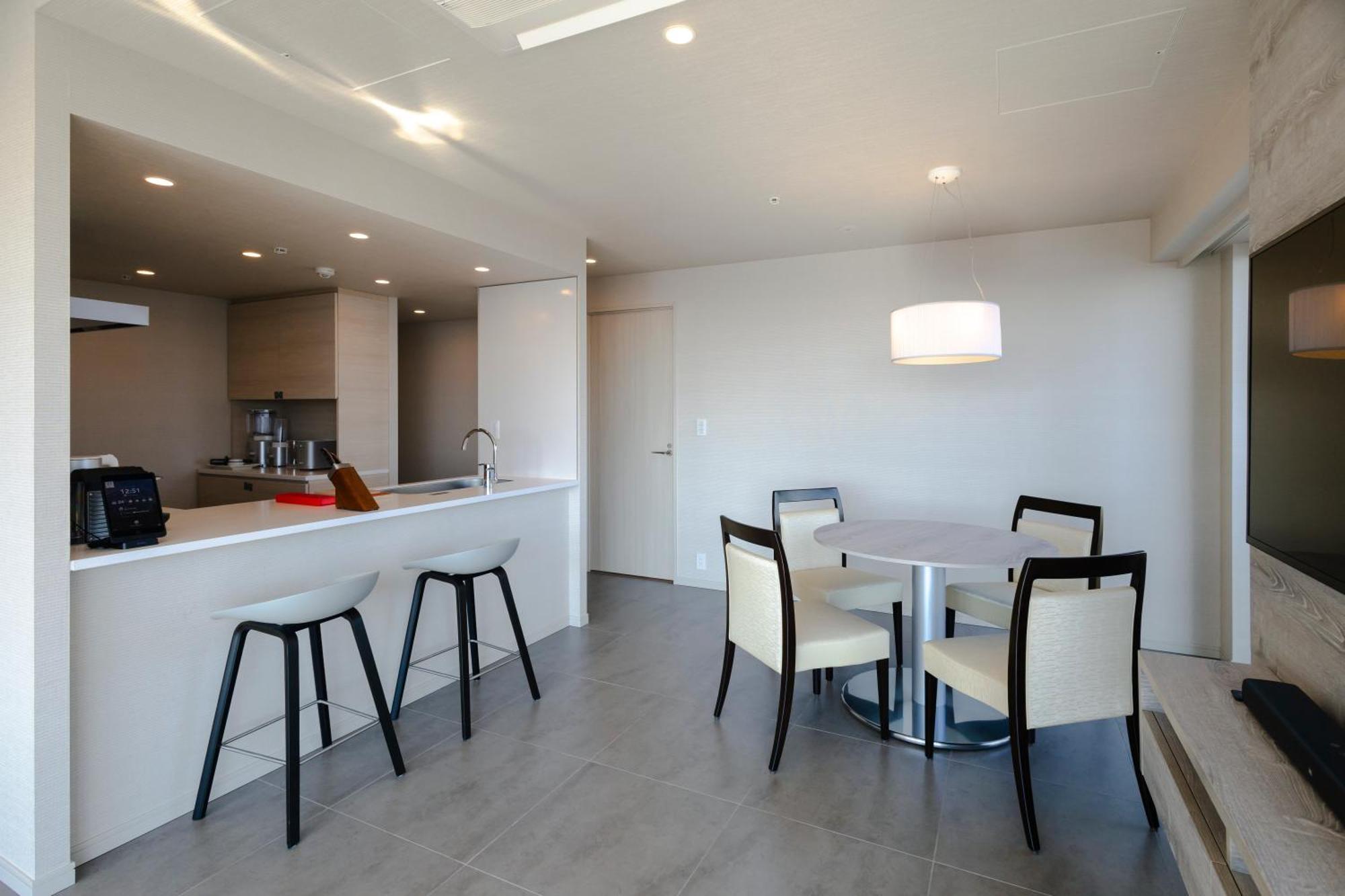 Oakwood Suites Yokohama Yokohama  Dış mekan fotoğraf A modern Japanese apartment